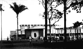 La résidence du général de Gaulle à Brazzaville, actuel Congo, Revue des troupes coloniales, 1er août 1946 - source : RetroNews-BnF
