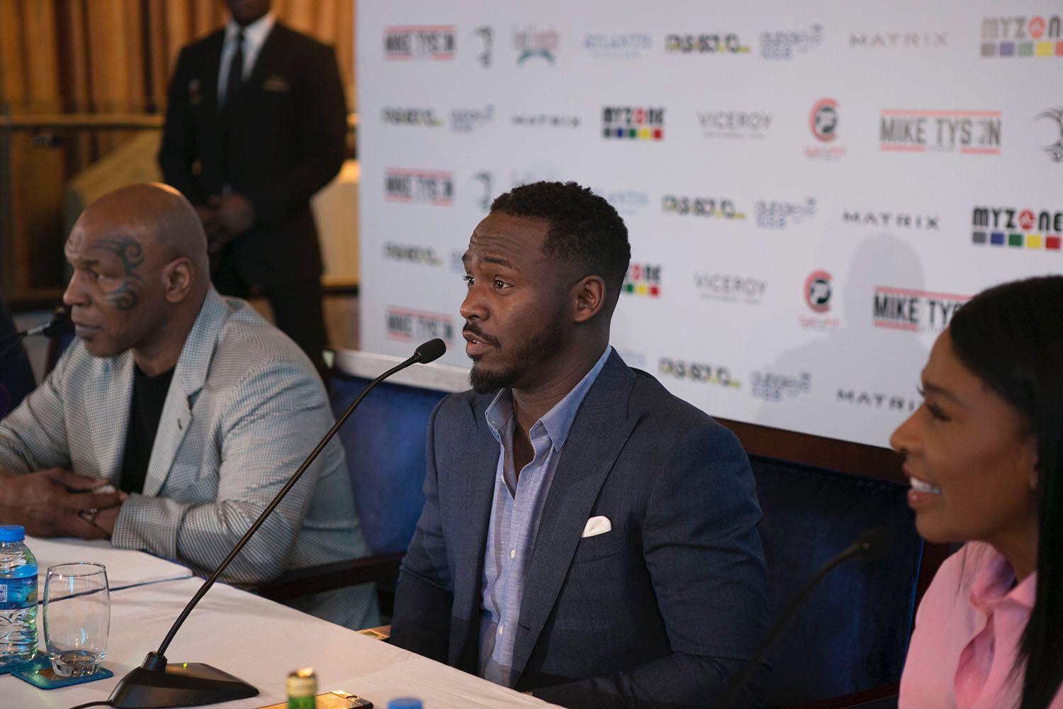 Mike Tyson et Frédéric Madzimba, son agent international, devant la presse @Renaissance Alkebulan