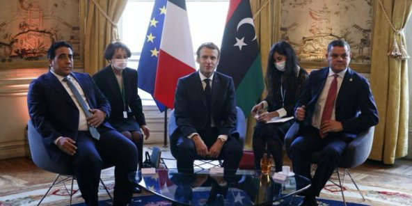 © AFP / Yoan VALAT Le président français Emmanuel Macron s’entretient avec le Premier ministre libyen Abdelhamid Dbeibah (dr.) et le président du Conseil présidentiel, Mohamed Al-Manfi, en marge de la conférence sur la Libye, le 12 novembre 2021 au palais de l’Elysée, à Paris.