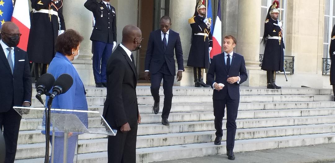 Le président français Emmanuel Macron et Patrice Talon, président du Bénin descendant les marches pour la prise de parole. Ils sont attendus par Roselyne Bachelot et  Jean-Michel Abimbola, respectivement ministres français et béninois de la Culture@AAFC
