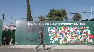 Slogan annonçant le sommet de l'Union africaine les 5 et 6 février 2022 dans la capitale éthiopienne, Addis-Abeba. (EDUARDO SOTERAS / AFP)