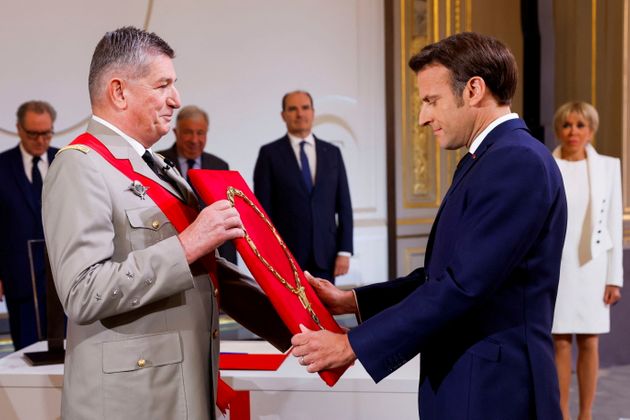 Emmanuel Macron a été officiellement investi pour un second mandat ce samedi 7 mai à l'Elysée. Le général Puga lui présente ici le collier de la légion d'honneur@VIA ASSOCIATED PRESS 