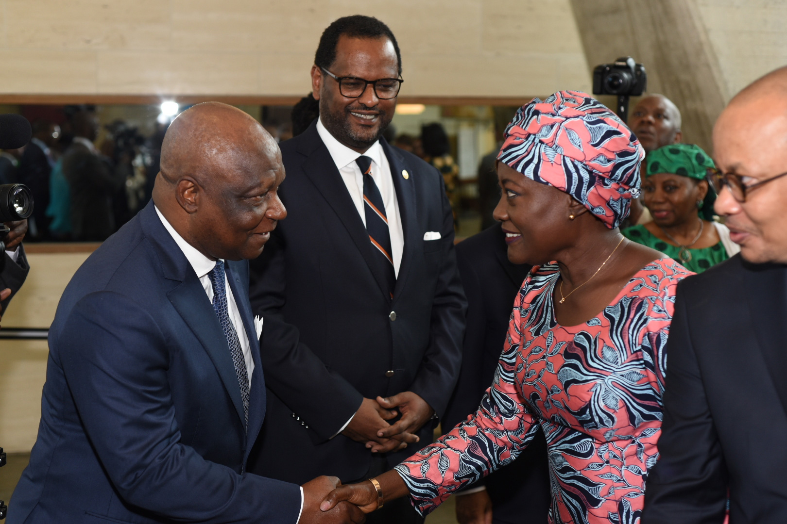 Henri Ossébi saluant Mariatou Koné, entourée de Henok Teferra Shaw et de  Souleymane Jules Diop@CI