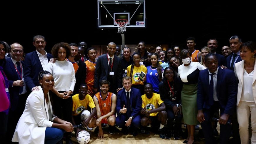 Emmanuel Macron au sommet Afrique-France ce vendredi à Montpellier, avec plusieurs sportifs internationaux. © AFP - SARAH MEYSSONNIER