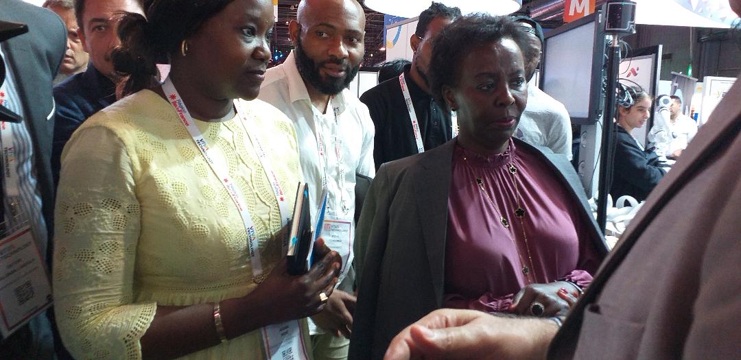 Louise Mushikiwabo visitant le stand e l'OIF@AAFC